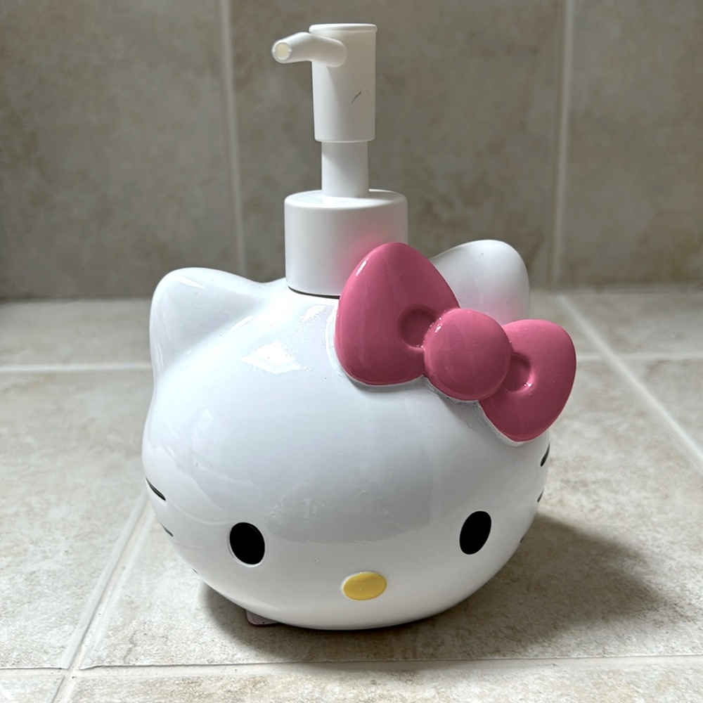 Hello Kitty KIDS ceramic soap dispenser bold pink bow NWT